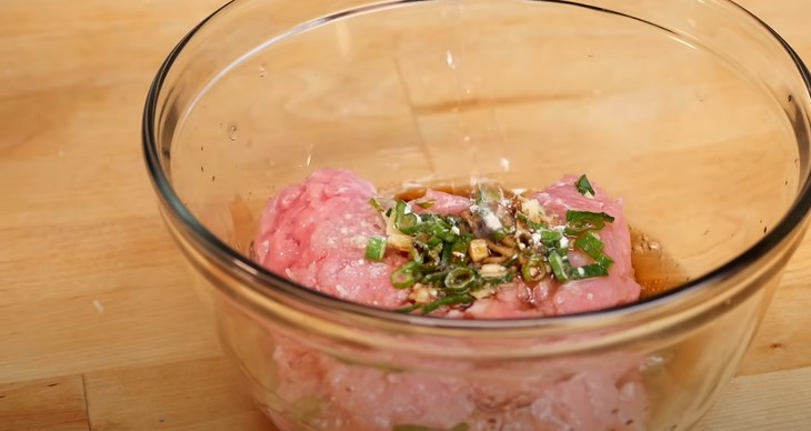 Bước 6 Làm hoành thánh trứng thịt Lẩu Tứ Xuyên