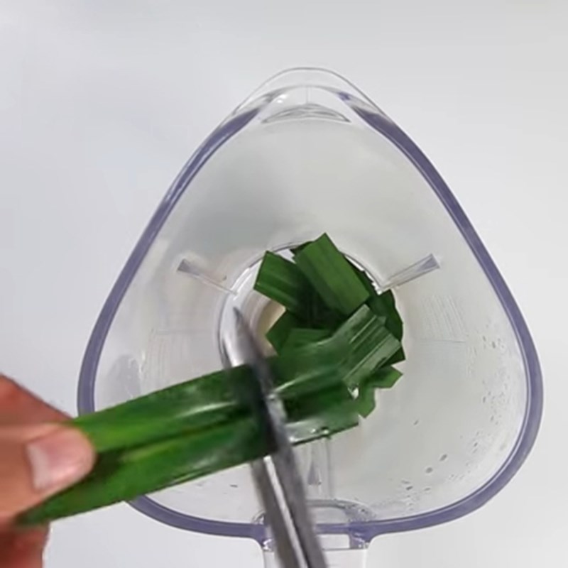 Bước 1 Làm nước cốt lá dưới Sữa chua lá dứa