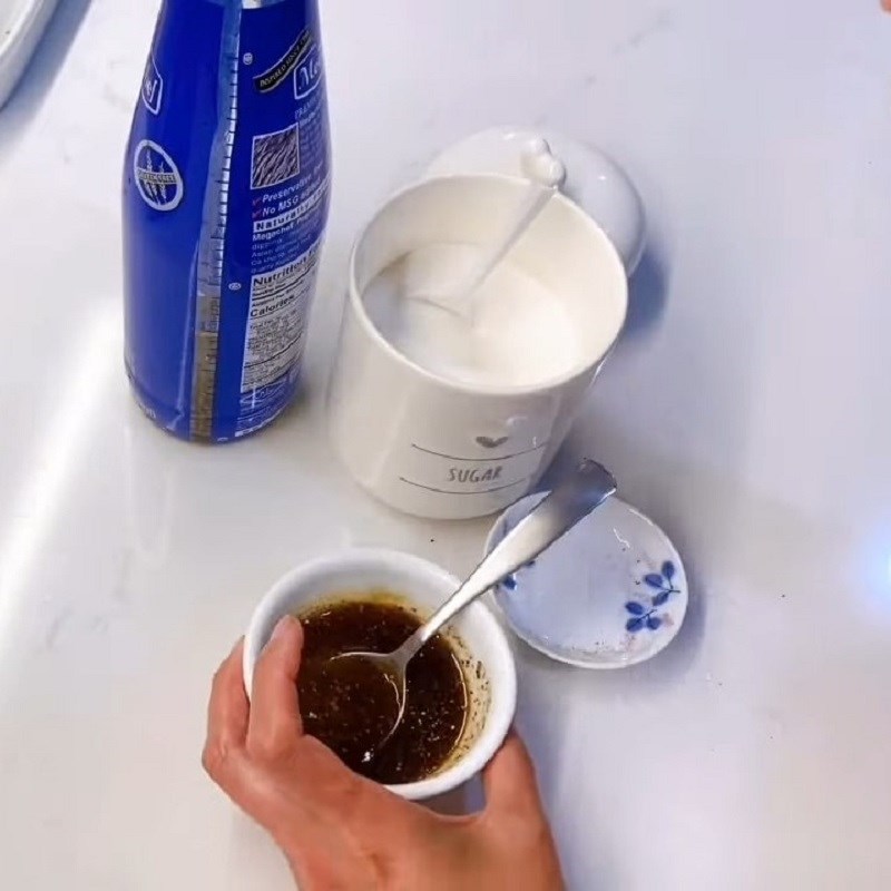 Bước 2 Làm sốt kho Khô cá cơm kho tiêu