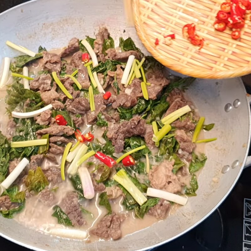 Bước 4 Làm trâu xào lá cách với nước cốt dừa Thịt trâu xào lá cách nước cốt dừa