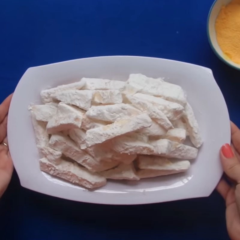 Bước 2 Lăn bột và chiên khoai lang Khoai lang lắc phô mai
