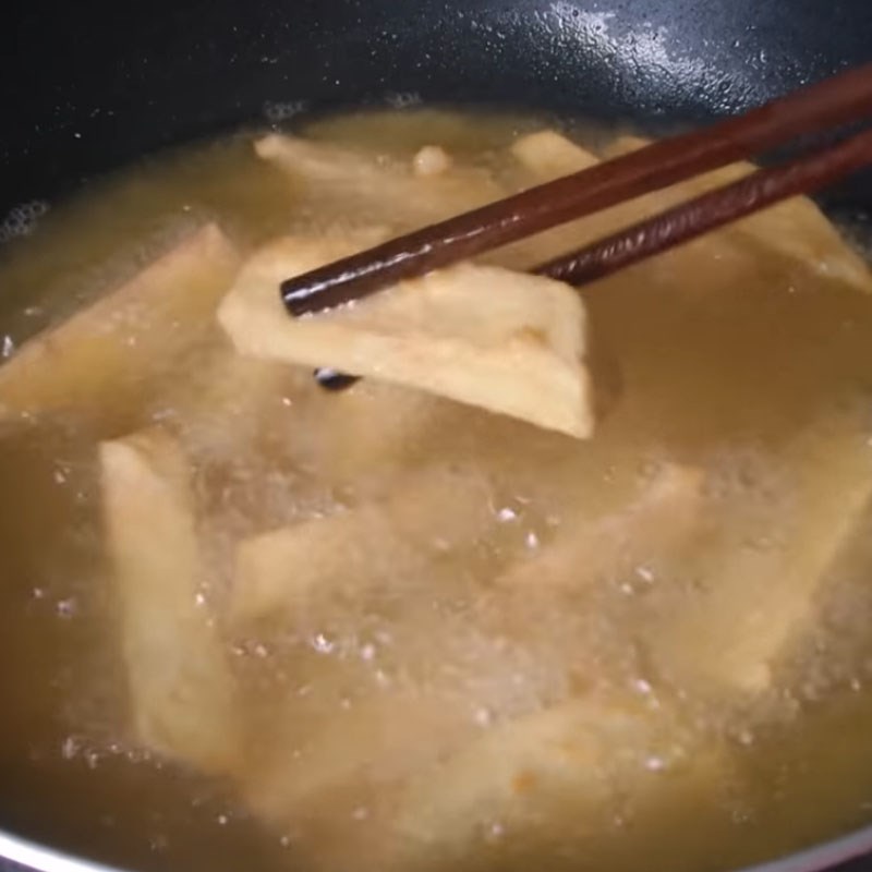 Bước 2 Lăn bột và chiên khoai lang Khoai lang lắc phô mai