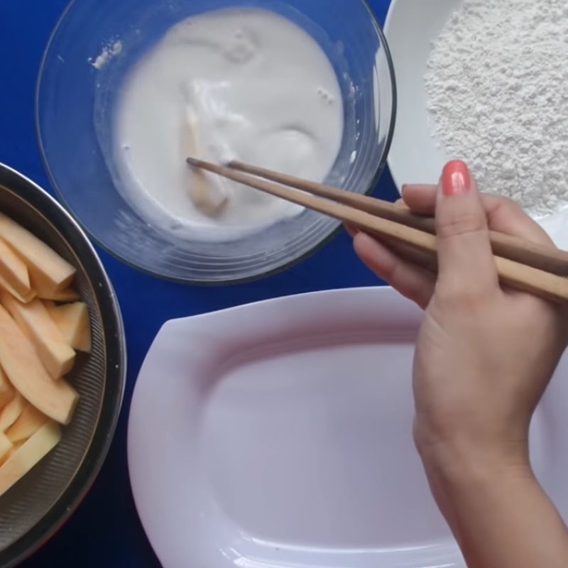 Bước 2 Lăn bột và chiên khoai lang Khoai lang lắc phô mai