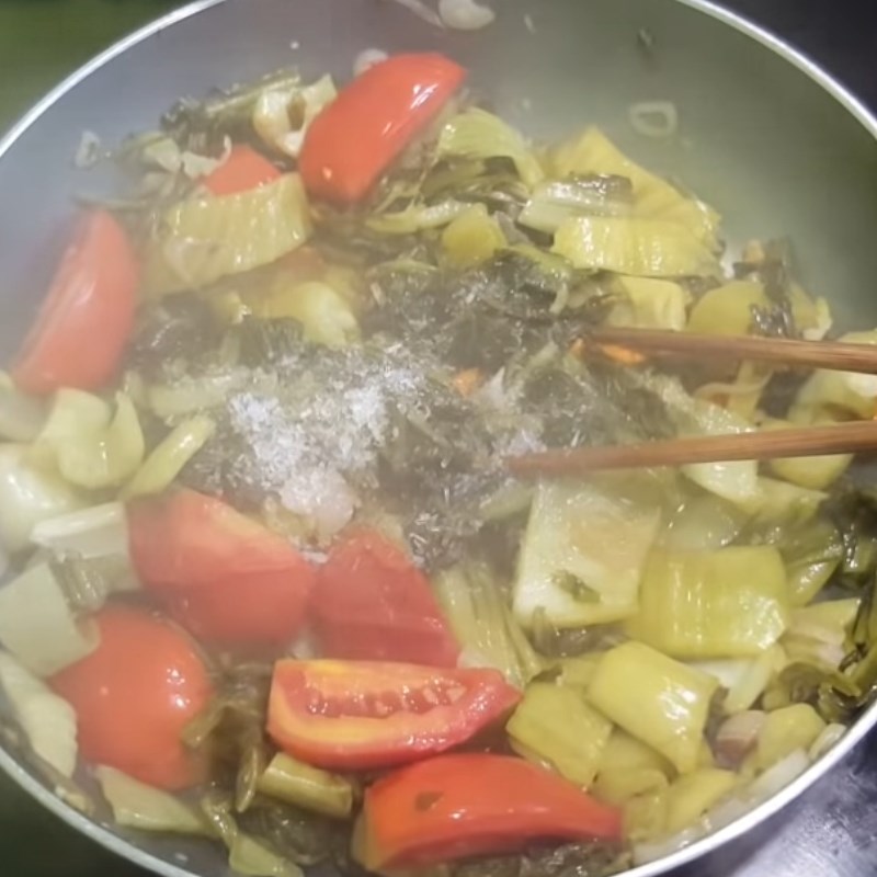 Bước 4 Nấu lẩu dưa chua và hoàn thành Lẩu cá chép om dưa