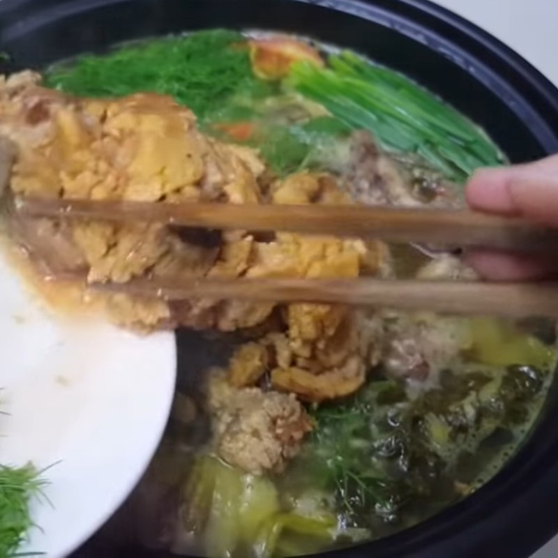 Bước 4 Nấu lẩu dưa chua và hoàn thành Lẩu cá chép om dưa