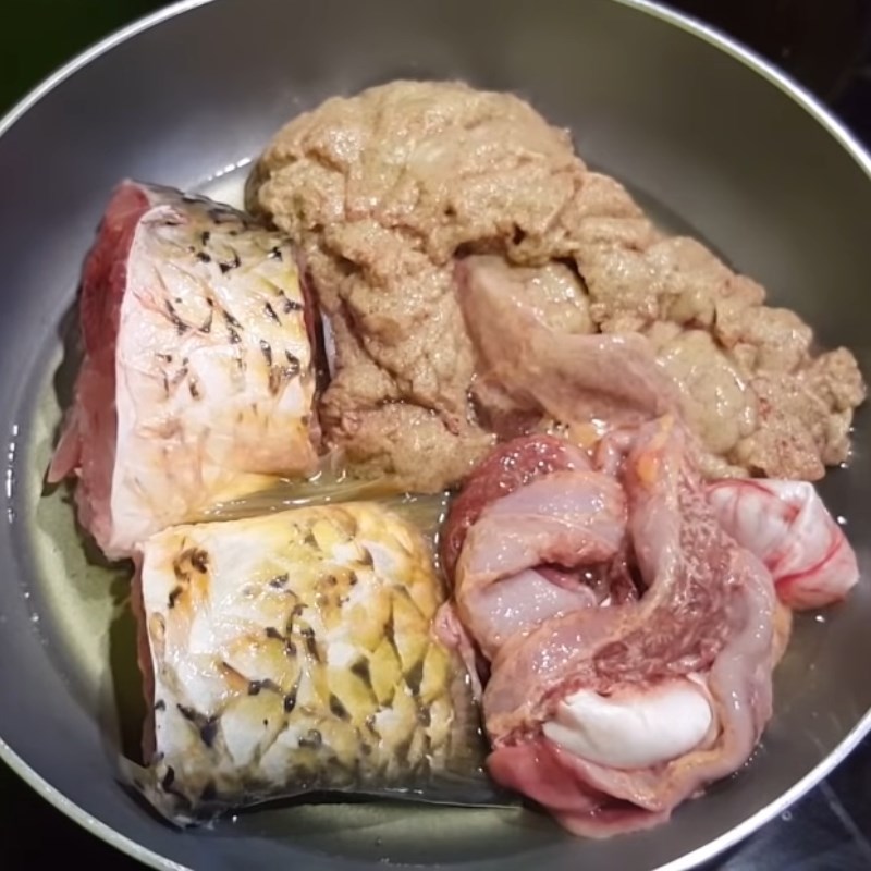 Bước 3 Chiên cá chép Lẩu cá chép om dưa