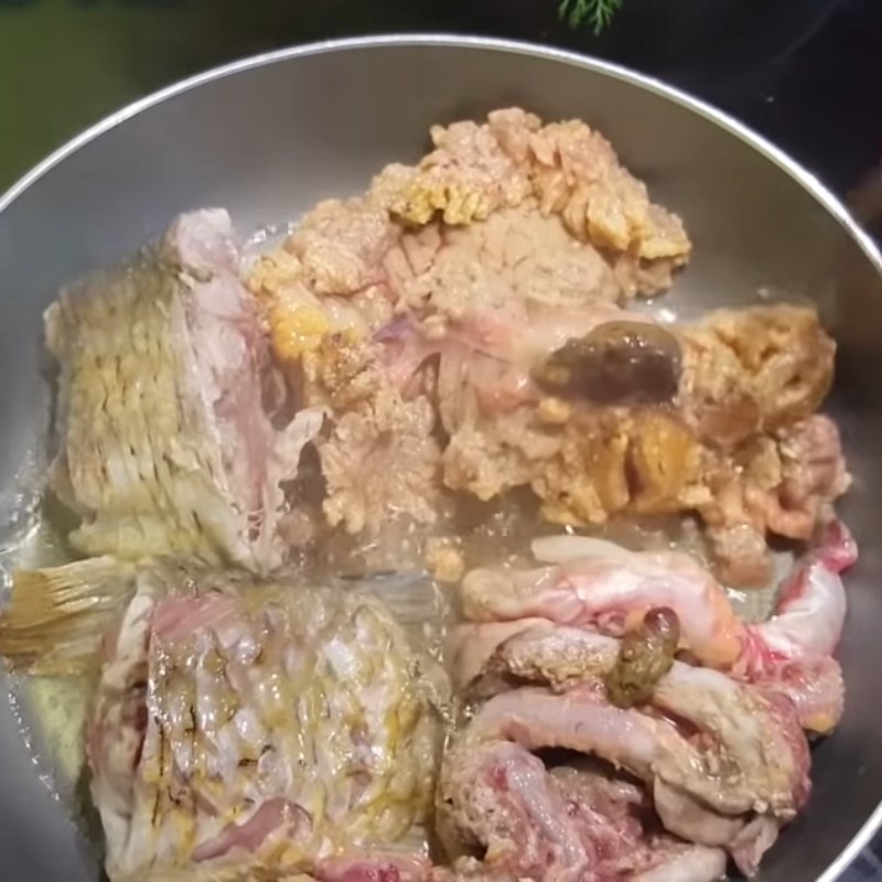 Bước 3 Chiên cá chép Lẩu cá chép om dưa