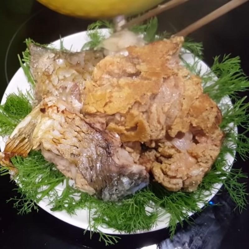 Bước 3 Chiên cá chép Lẩu cá chép om dưa