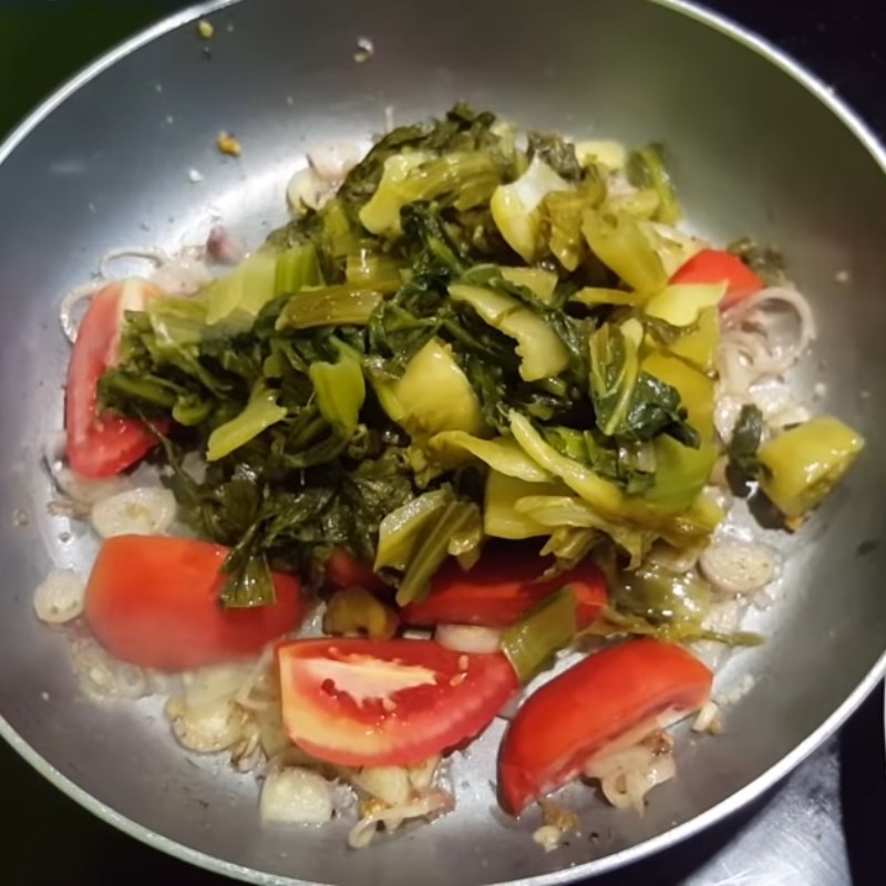 Bước 4 Nấu lẩu dưa chua và hoàn thành Lẩu cá chép om dưa