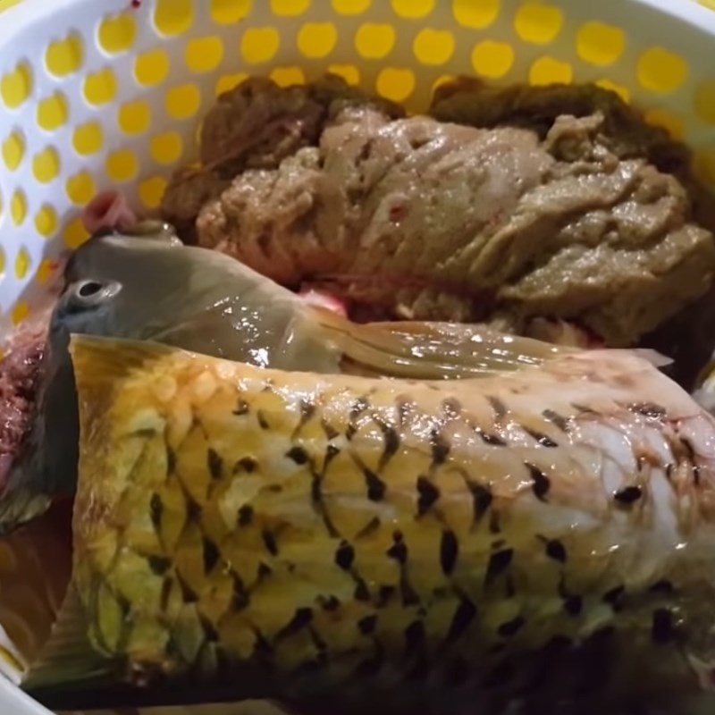 Bước 1 Sơ chế cá chép Lẩu cá chép om dưa