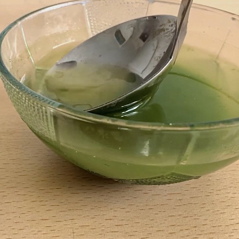 Bước 3 Lấy nước cốt lá dứa Nước cốt lá dứa