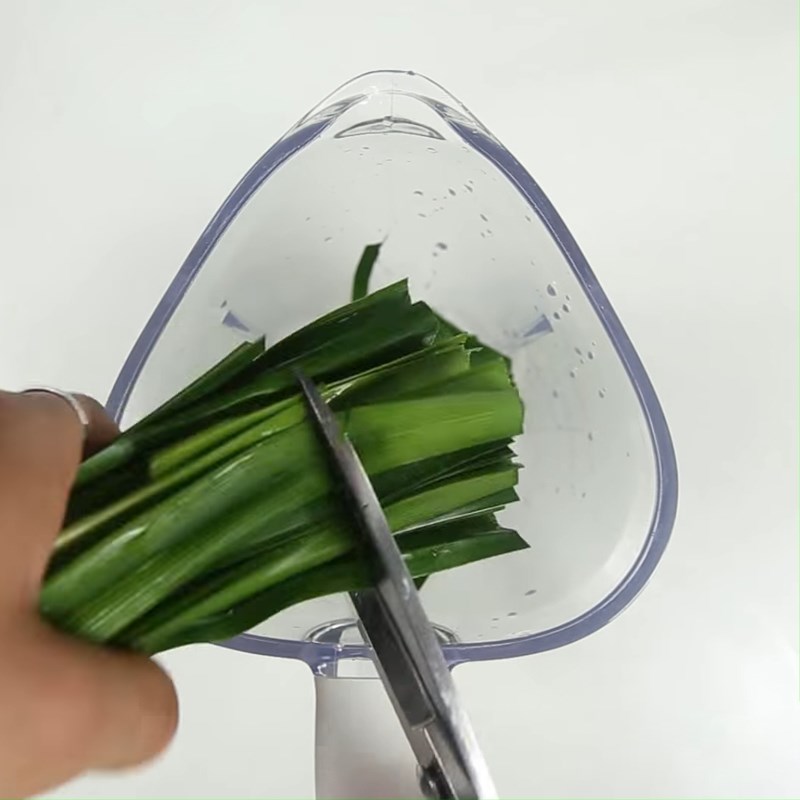 Bước 2 Lấy nước cốt lá dứa Sữa đậu nành lá dứa