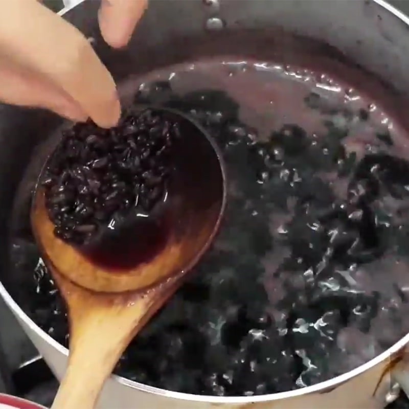 Bước 3 Luộc khoai môn và nấu nếp cẩm Chè khoai môn nếp cẩm