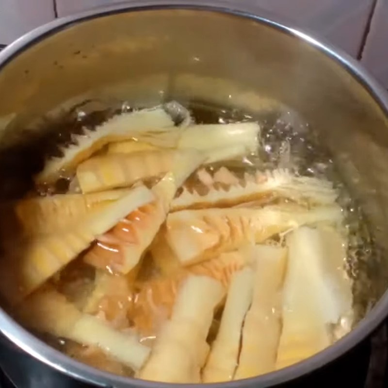 Bước 3 Luộc măng Sườn kho măng