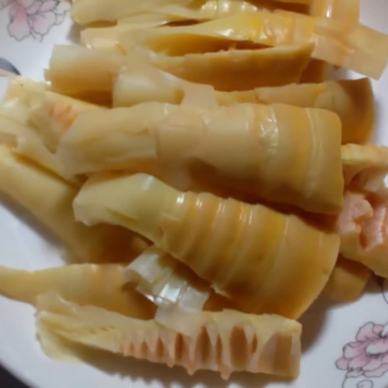 Bước 3 Luộc măng Sườn kho măng