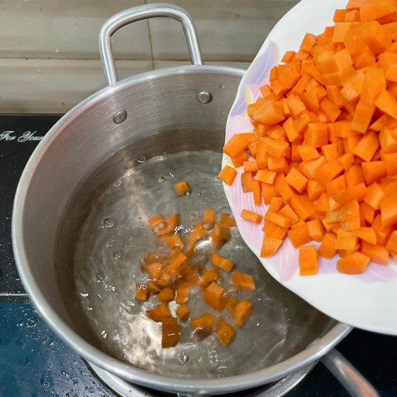 Bước 2 Luộc rau củ Salad Nga truyền thống