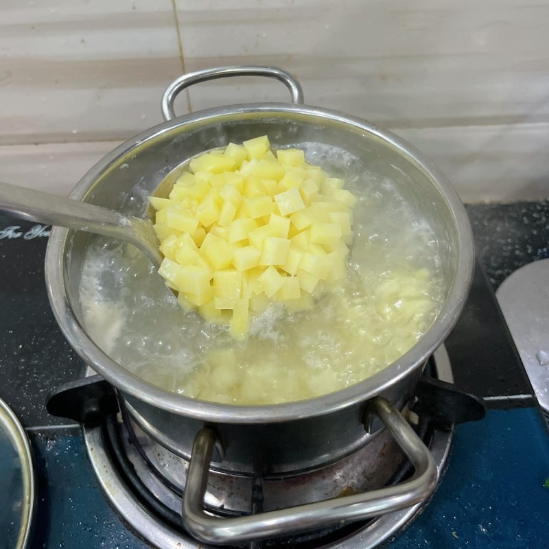 Bước 2 Luộc rau củ Salad Nga truyền thống