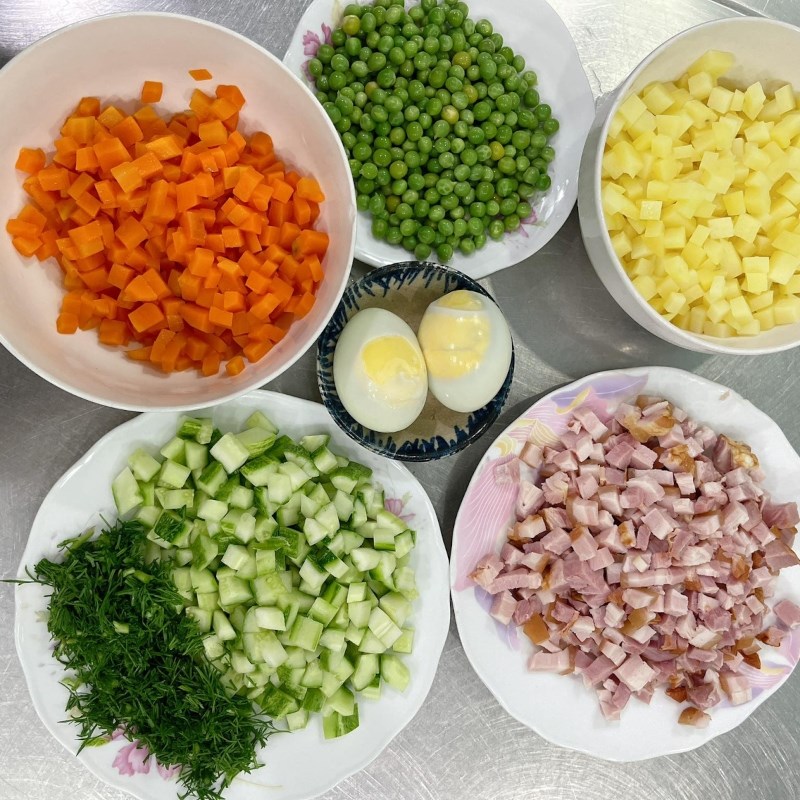 Bước 2 Luộc rau củ Salad Nga truyền thống