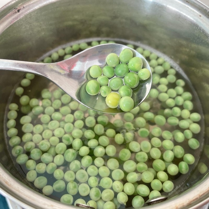 Bước 2 Luộc rau củ Salad Nga truyền thống