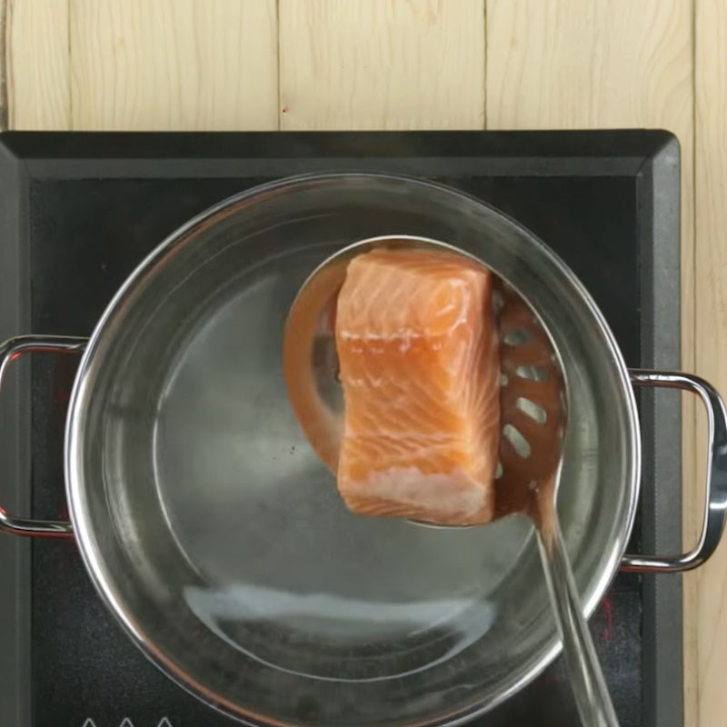 Bước 3 Luộc sơ cá hồi Cháo cá hồi bí đỏ
