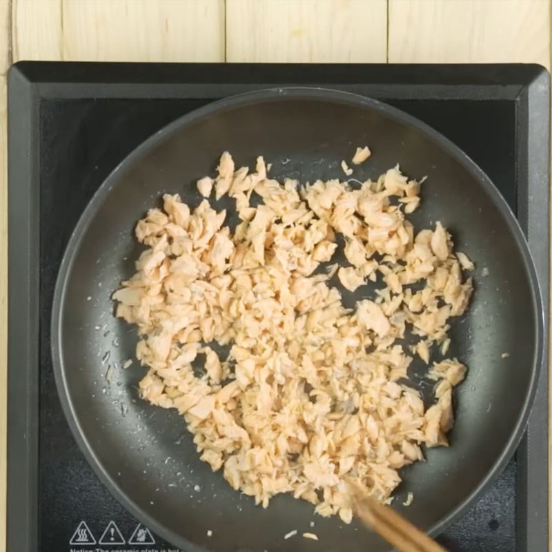 Bước 3 Luộc sơ cá hồi Cháo cá hồi bí đỏ