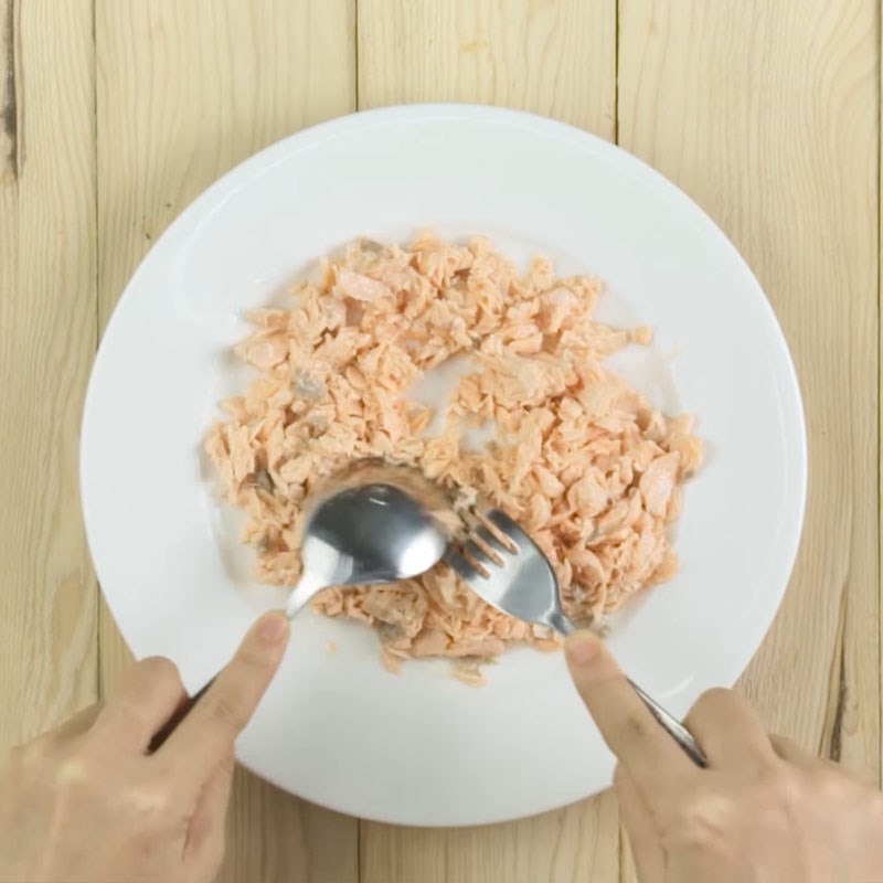 Bước 3 Luộc sơ cá hồi Cháo cá hồi bí đỏ