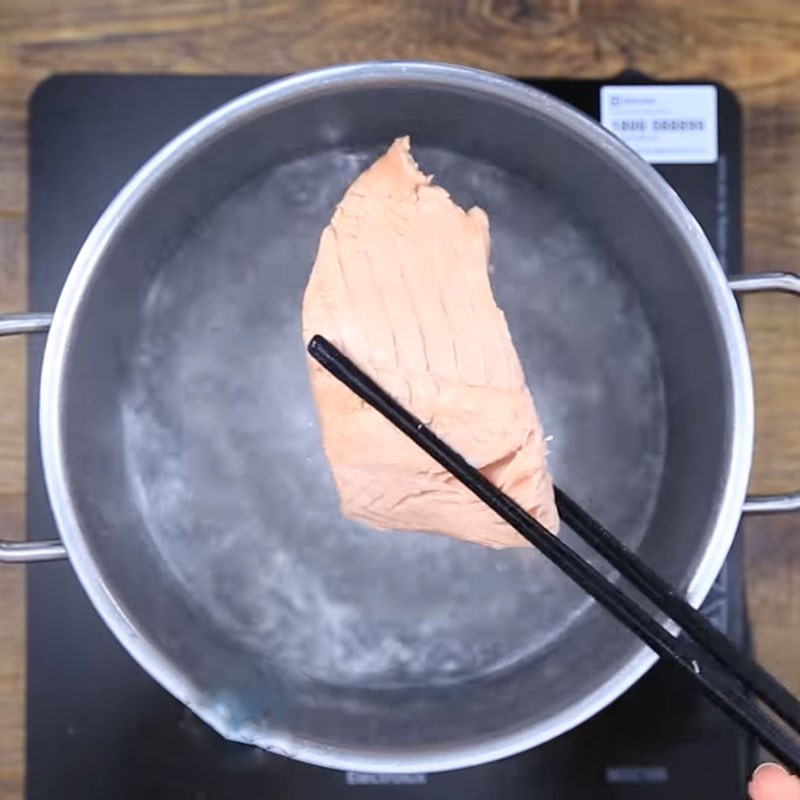 Bước 3 Luộc sơ cá hồi Cháo cá hồi cà rốt