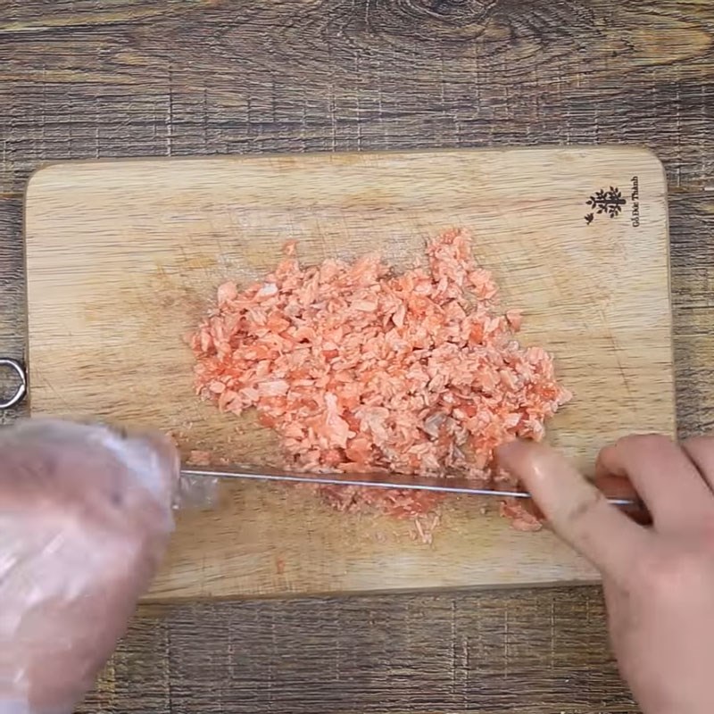 Bước 3 Luộc sơ cá hồi Cháo cá hồi cà rốt