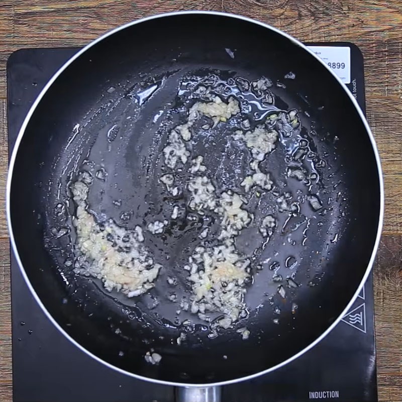 Bước 3 Luộc sơ cá hồi Cháo cá hồi cà rốt