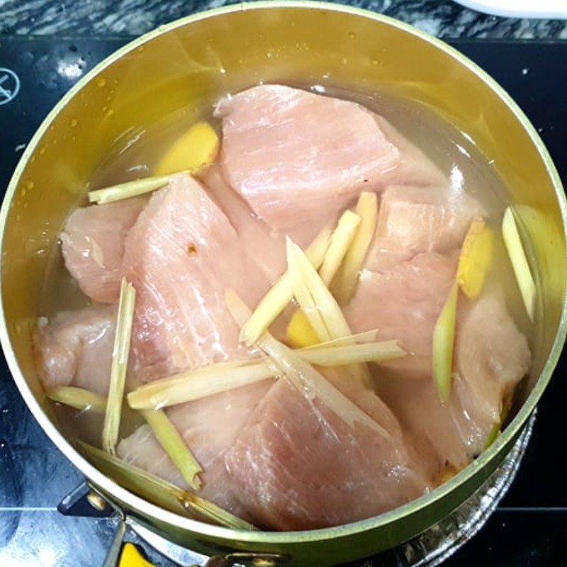 Bước 2 Luộc thịt heo Khô heo tẩm vị xé sợi