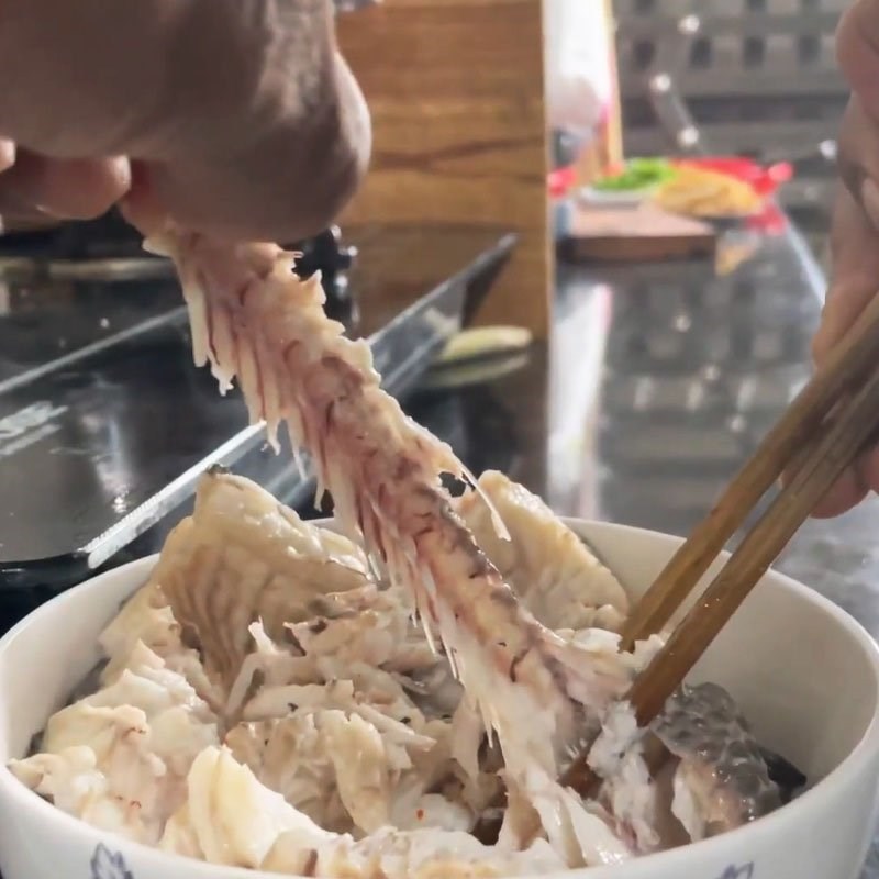 Bước 2 Luộc và lấy xương cá Cháo canh cá lóc