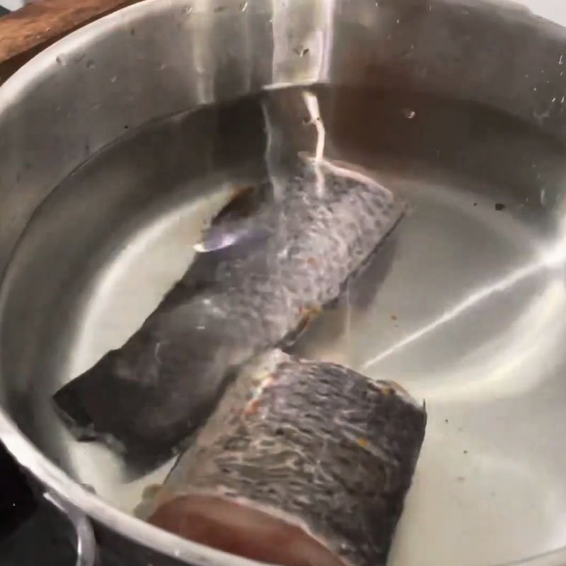 Bước 2 Luộc và lấy xương cá Cháo canh cá lóc