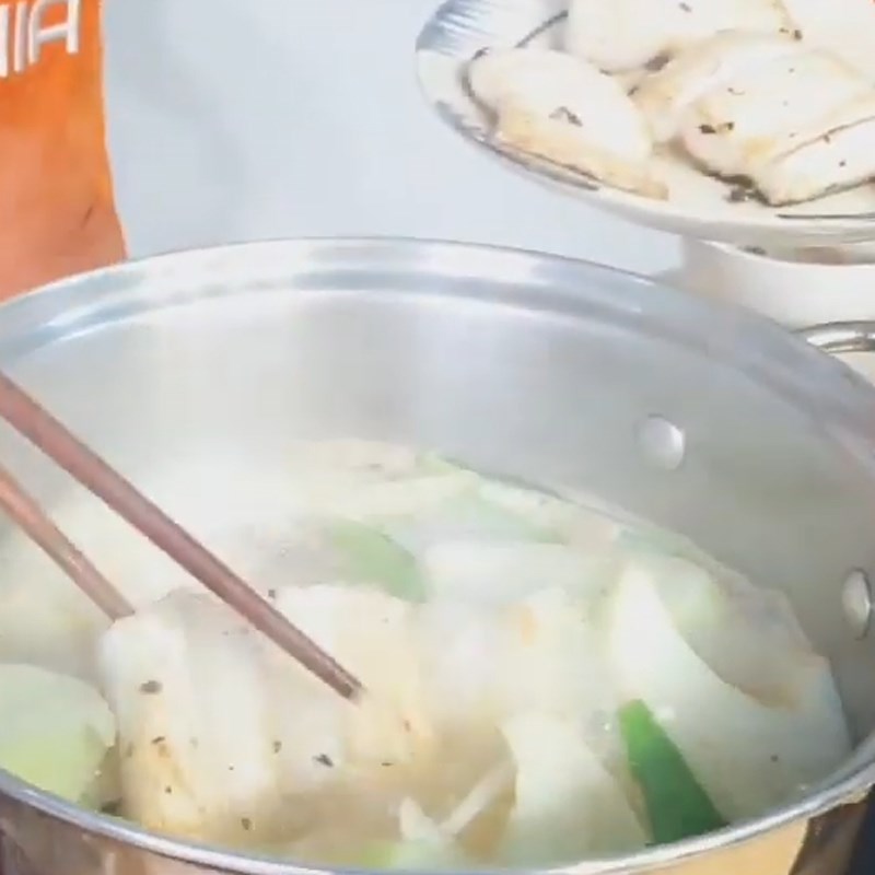 Bước 3 Nấu canh chua khô cá dứa Canh chua khô cá dứa dọc mùng