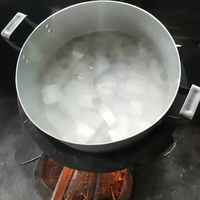 Bước 3 Nấu canh chua khô cá dứa Canh chua khô cá dứa chuối bào