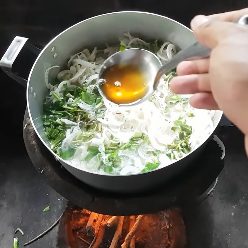 Bước 3 Nấu canh chua khô cá dứa Canh chua khô cá dứa chuối bào