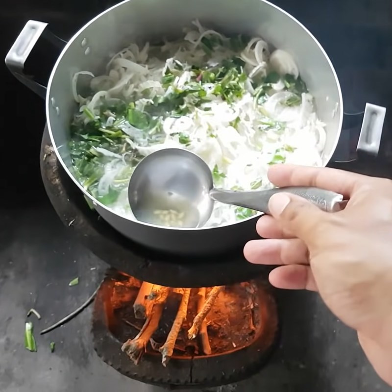 Bước 3 Nấu canh chua khô cá dứa Canh chua khô cá dứa chuối bào
