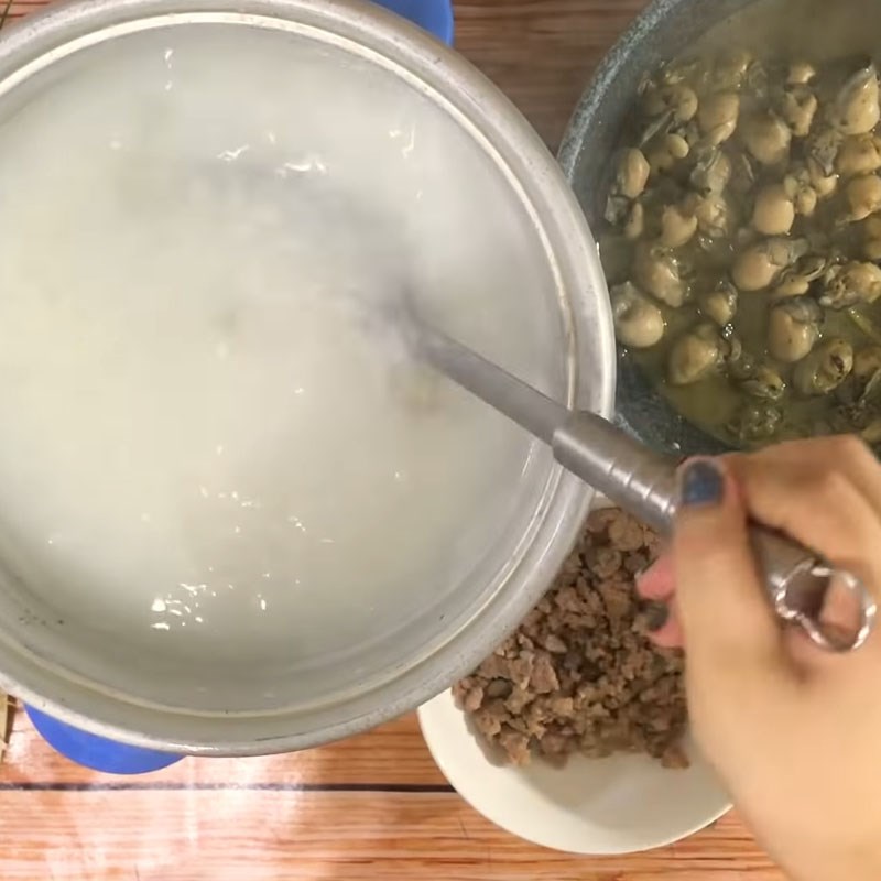 Bước 3 Nấu cháo Cháo hàu thịt băm