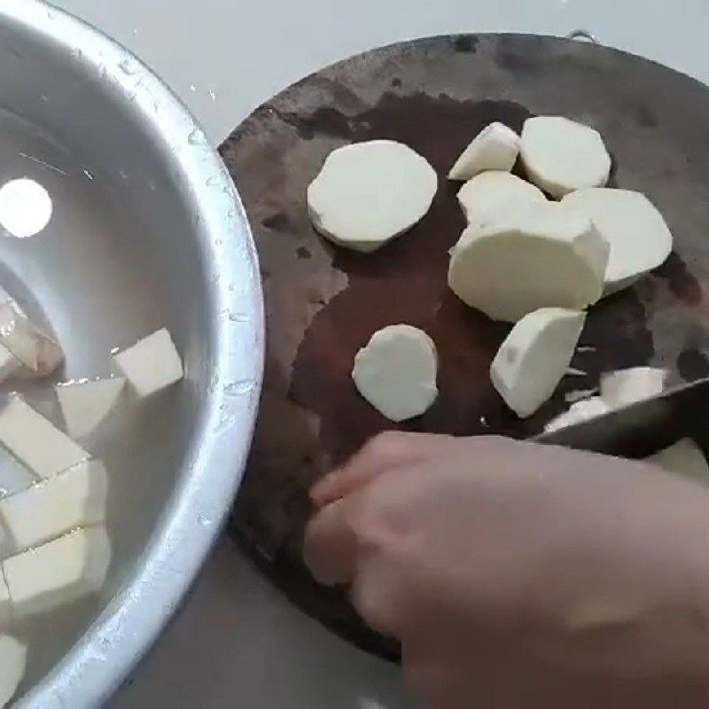 Bước 2 Sơ chế khoai lang Cháo khoai lang đậu xanh