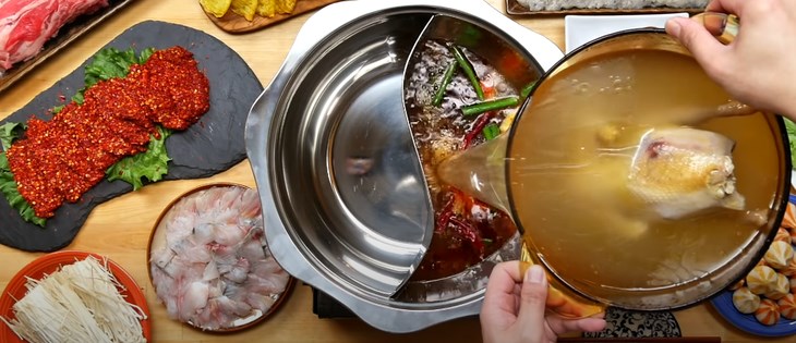 Bước 8 Nấu hai loại nước lẩu cay và không cay Lẩu Tứ Xuyên