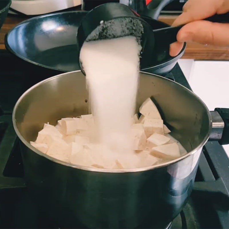 Bước 3 Nấu khoai môn Chè khoai môn đậu xanh