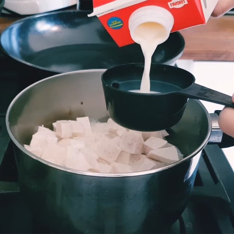 Bước 3 Nấu khoai môn Chè khoai môn đậu xanh