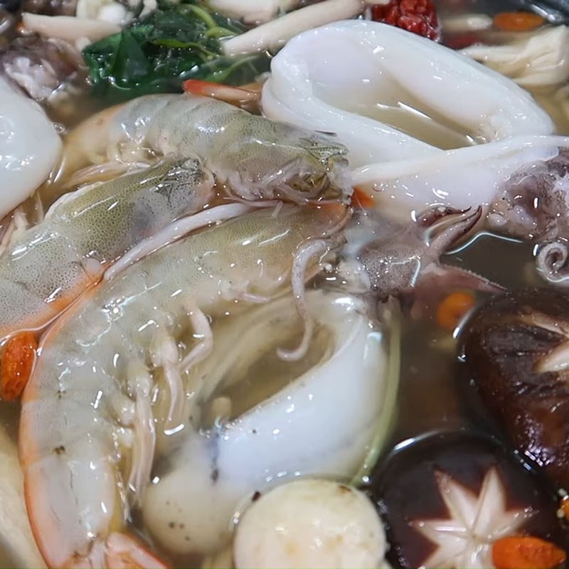 Bước 5 Nấu lẩu Lẩu hải sản nấm