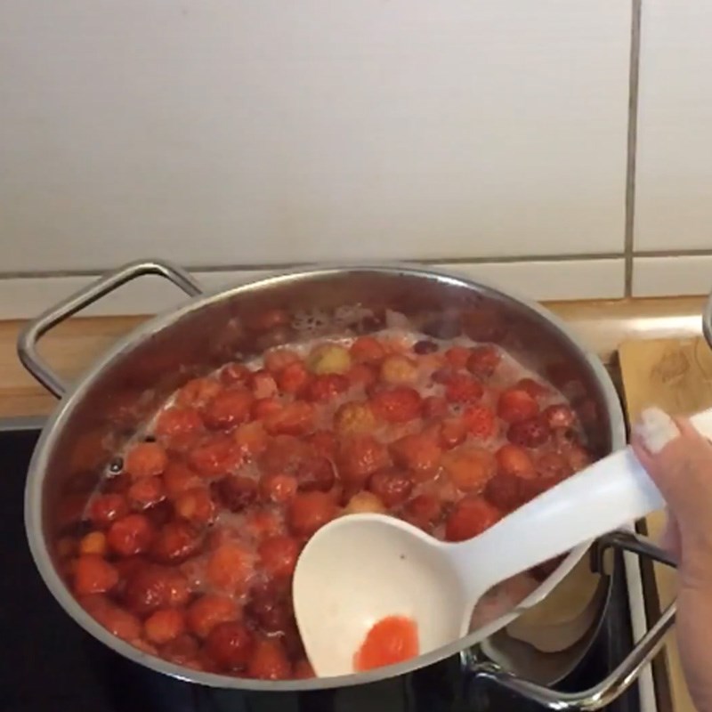 Bước 2 Nấu nước dâu Siro dâu tây