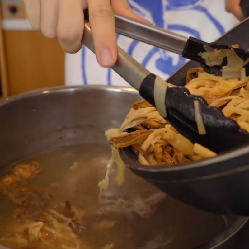 Bước 5 Nấu nước dùng Bún ngan măng khô