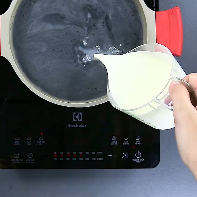 Bước 4 Nấu sữa mè Sữa mè đen