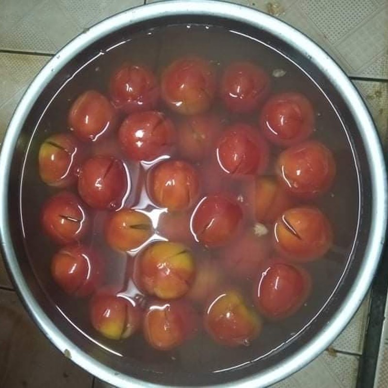 Bước 2 Ngâm cà chua với nước voi trong Mứt cà chua
