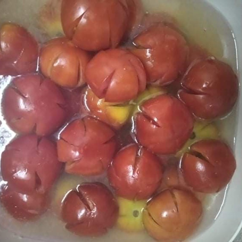 Bước 2 Ngâm cà chua với nước voi trong Mứt cà chua