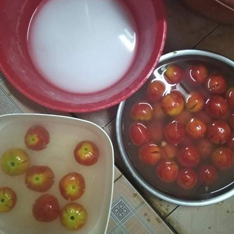 Bước 2 Ngâm cà chua với nước voi trong Mứt cà chua