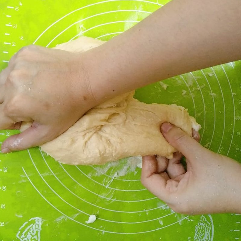 Bước 2 Nhồi bột và ủ bột lần 1 Bánh mì mứt trái cây sấy khô