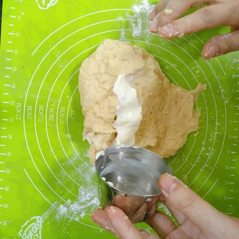 Bước 2 Nhồi bột và ủ bột lần 1 Bánh mì mứt trái cây sấy khô